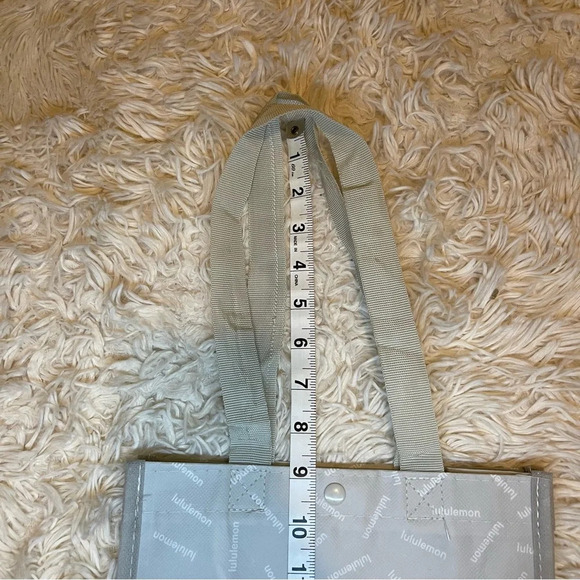 Lululemon holiday tote shoulder bag White 9” x 12” clasp closure - Picture 7 of 7